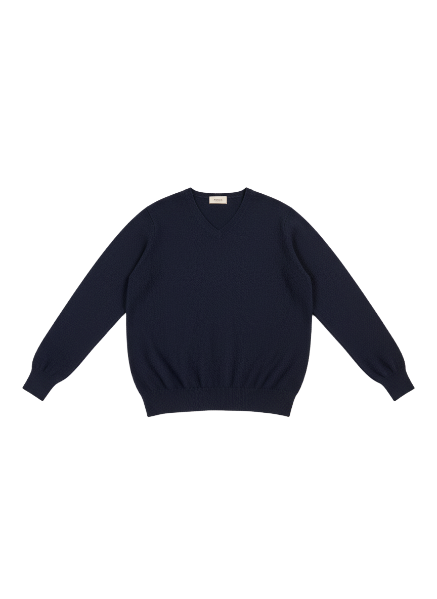 THE ESSENTIAL V-NECK IN NAVY